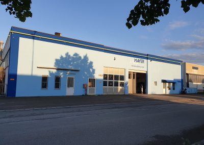 Maver srl nasce nel 1992 occupandosi dall’inizio solo della verniciatura di elementi vari per mobili nelle finiture tinte e naturali del legno, successivamente seguendo le svariate richieste che arrivavano anche da altri ambiti ha variato la gamma della sua produzione diventando una vera e propria verniciatura industriale a 360°.